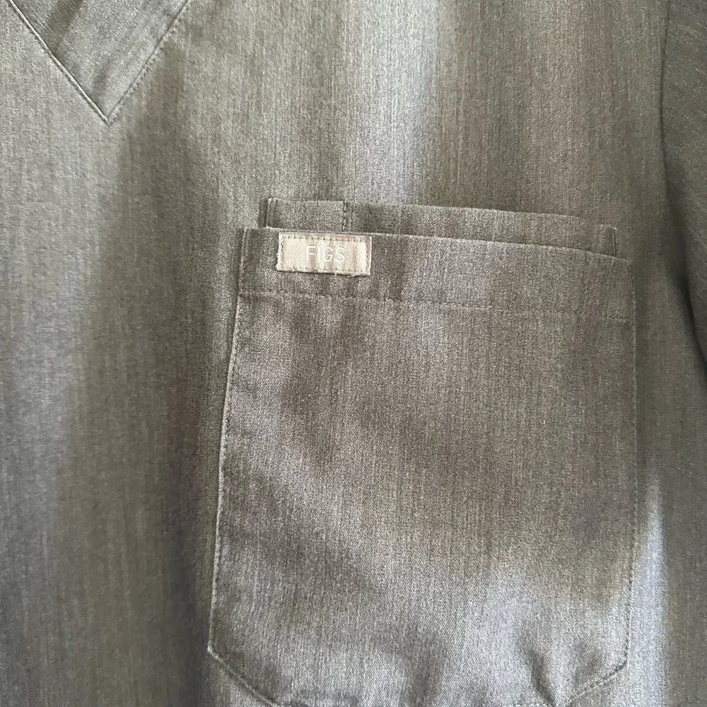 Figs Technical Collection Gray V-Neck Pocket Tee Scrub Top Size Medium EUC - Picture 4 of 5